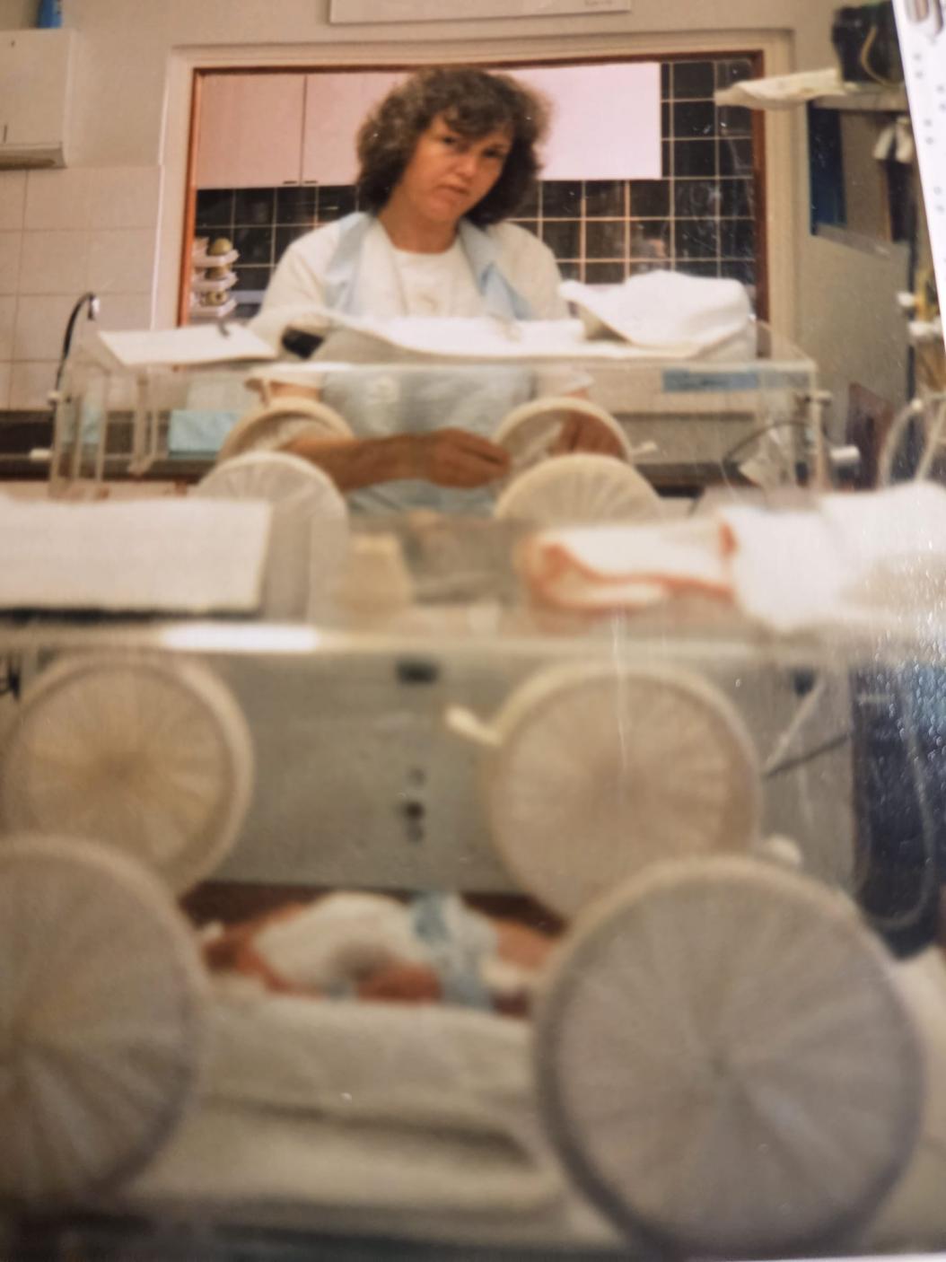 Connie Buts als verpleegkundige op een neonatologie-afdeling